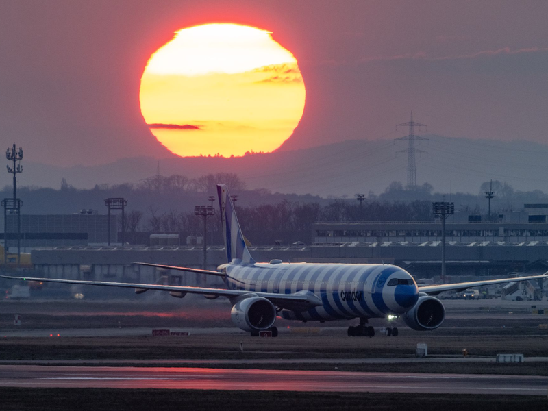 Ein Hingucker ist das seit 2022 eingeführte neue Design der Condor-Flugzeuge.  - Foto: Boris Roessler/dpa