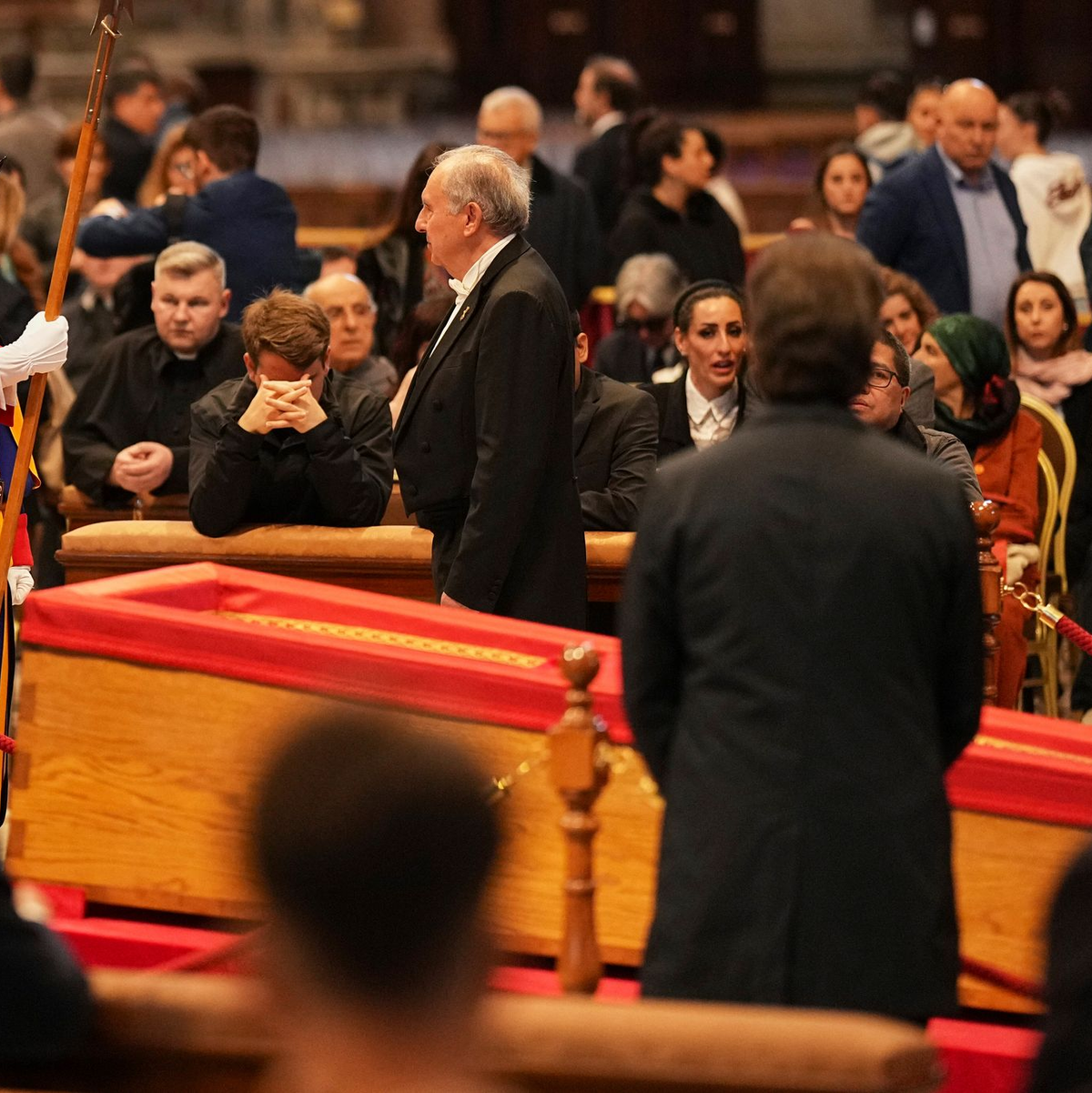 Noch einmal werfen Zehntausende einen letzten Blick auf Franziskus. - Foto: Andreea Alexandru/AP/dpa