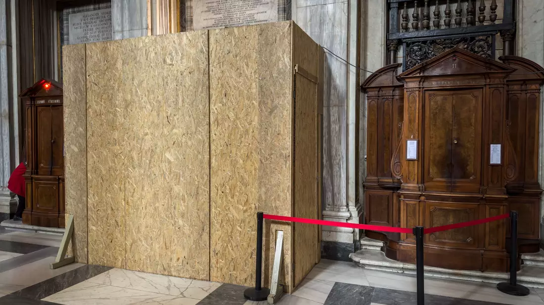 Das Grab wird noch von Sperrholzplatten verdeckt. - Bild: Oliver Weiken/dpa
