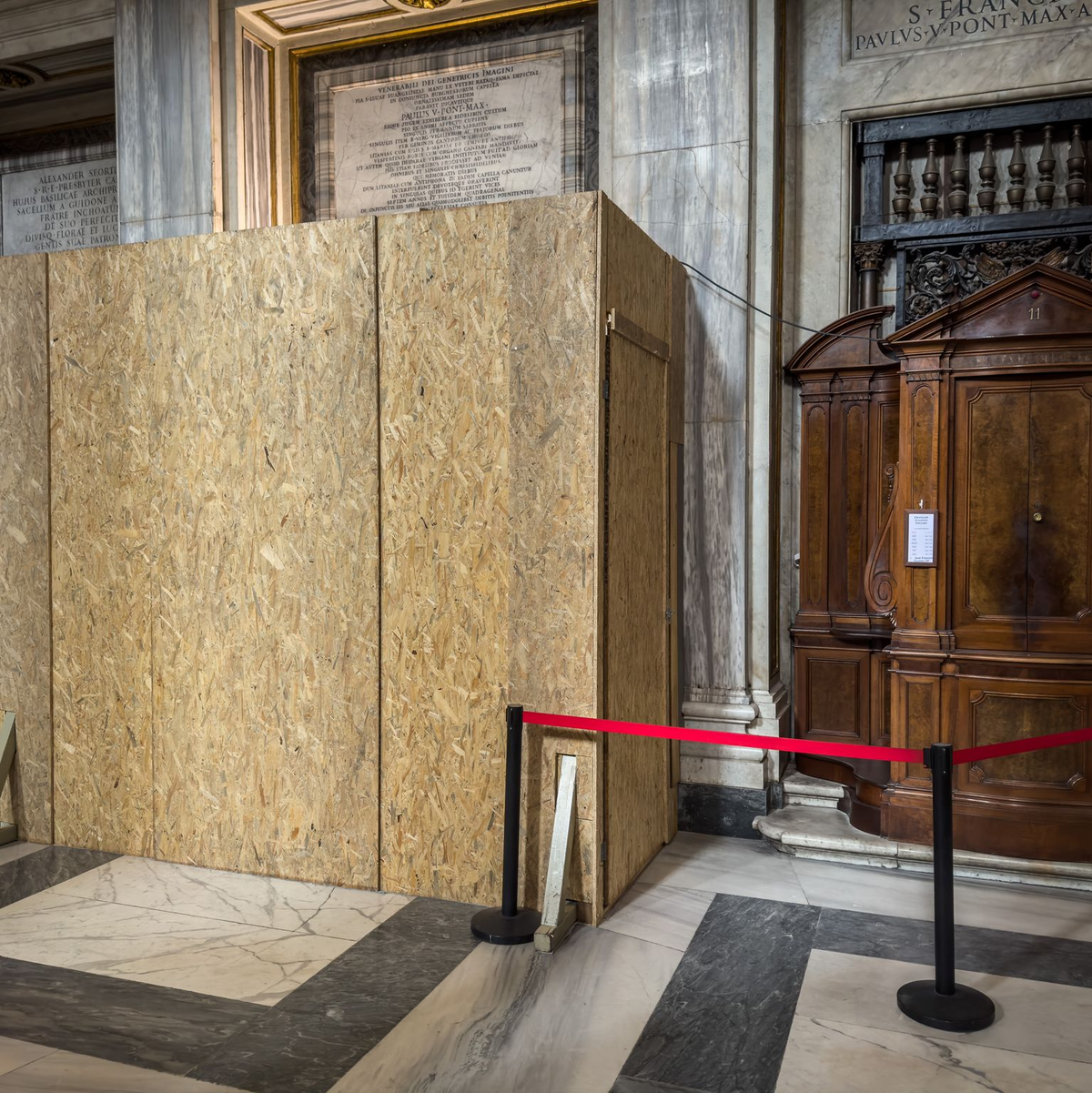 Das Grab wird noch von Sperrholzplatten verdeckt. - Foto: Oliver Weiken/dpa