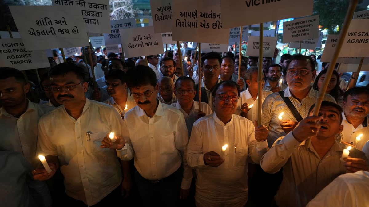 Menschen nehmen an einem Kerzenmarsch gegen die Tötung von Touristen durch Militante in der Nähe von Pahalgam im indisch kontrollierten Kaschmir teil. (Foto Archiv) - Foto: Ajit Solanki/AP/dpa