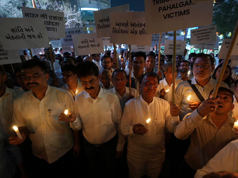Menschen nehmen an einem Kerzenmarsch gegen die Tötung von Touristen durch Militante in der Nähe von Pahalgam im indisch kontrollierten Kaschmir teil. (Foto Archiv) - Foto: Ajit Solanki/AP/dpa
