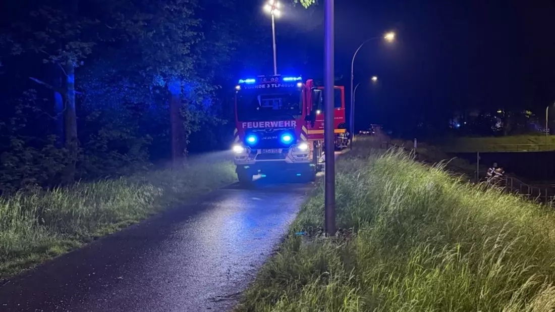 FW Voerde: Schiffsbrand auf dem Wesel-Datteln-Kanal - Bild: presseportal.de