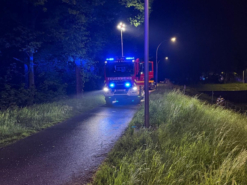 FW Voerde: Schiffsbrand auf dem Wesel-Datteln-Kanal - Foto: presseportal.de