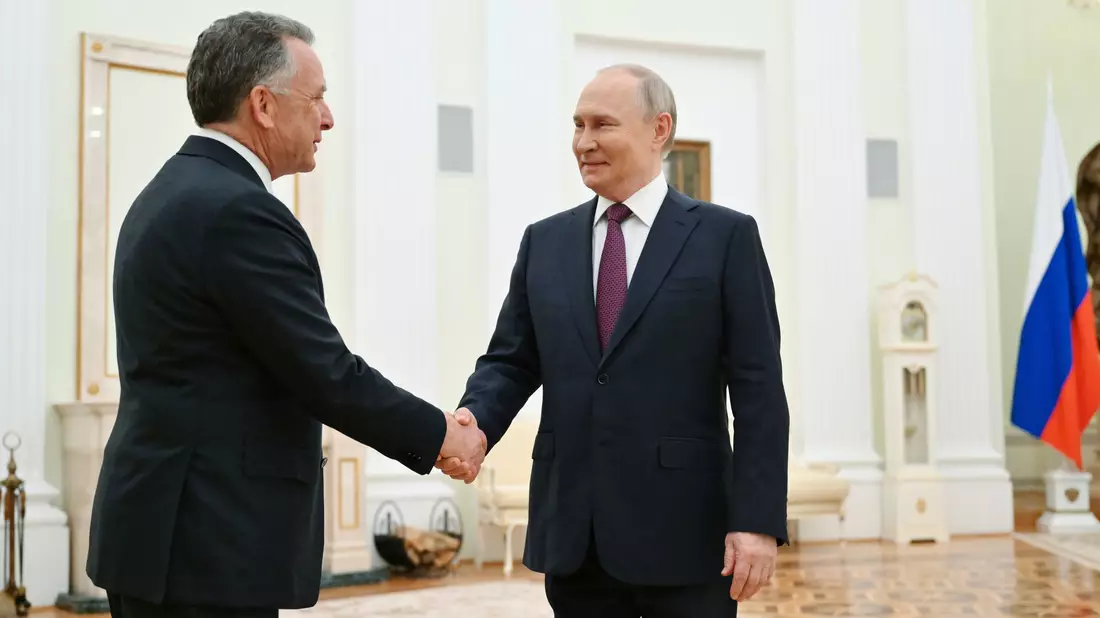 So freundlich hat Kremlchef Putin den US-Unterhändler Witkoff im April empfangen. (Archivbild) - Bild: Kristina Kormilitsyna/Pool Sputnik Kremlin/AP/dpa