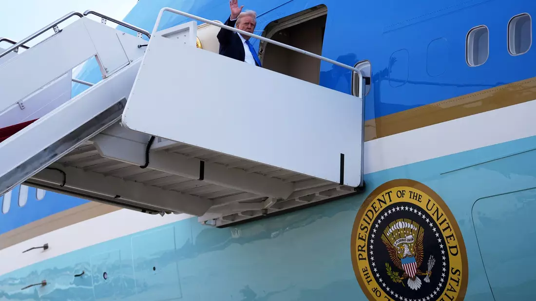 Trump hatte ein Gespräch mit Selenskyj in Rom in Aussicht gestellt.  - Bild: Evan Vucci/AP/dpa