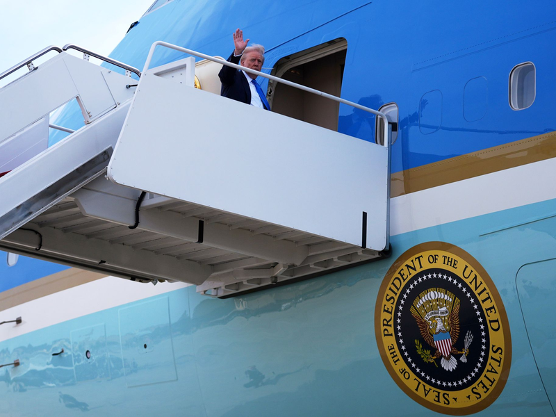 Trump und die First Lady unterwegs nach Rom.  - Foto: Evan Vucci/AP/dpa