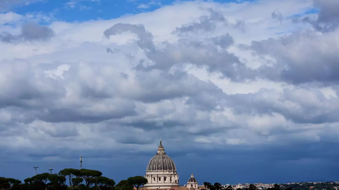 Die Kuppel des Petersdoms im Vatikan. - Bild: Luca Bruno/AP/dpa