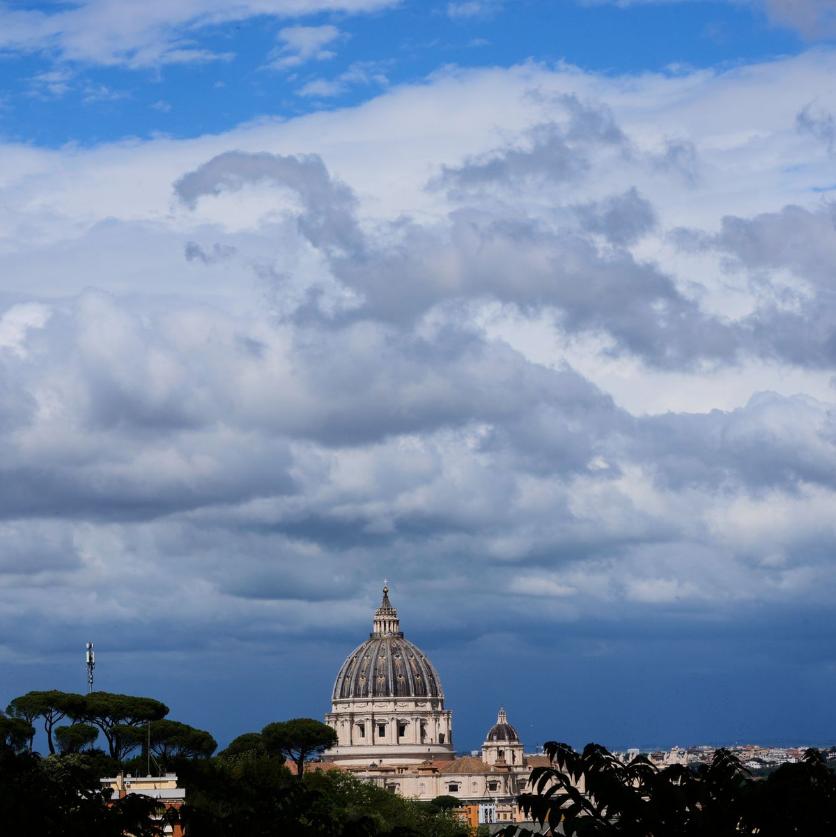 Die Kuppel des Petersdoms im Vatikan. - Foto: Luca Bruno/AP/dpa