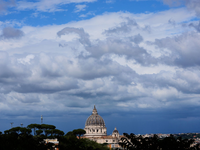Vor dem Petersdom werden am Samstag die Trauerfeierlichkeiten beginnen. - Foto: Luca Bruno/AP/dpa
