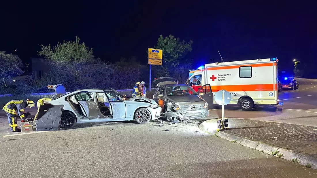 FW Weinheim: Mercedes und BMW verunfallen auf der Westtangente - Bild: presseportal.de