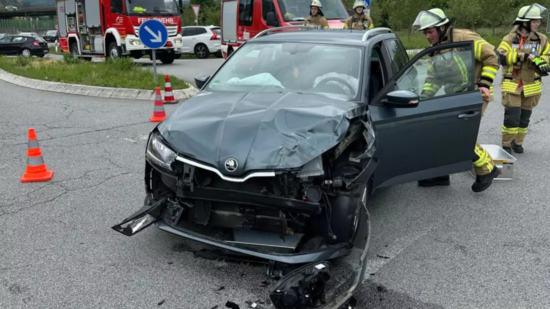 FW Weinheim: Verkehrsunfall auf der Kreisverbindungsstraße bei Weinheim - Zwei Leichtverletzte - Bild: presseportal.de