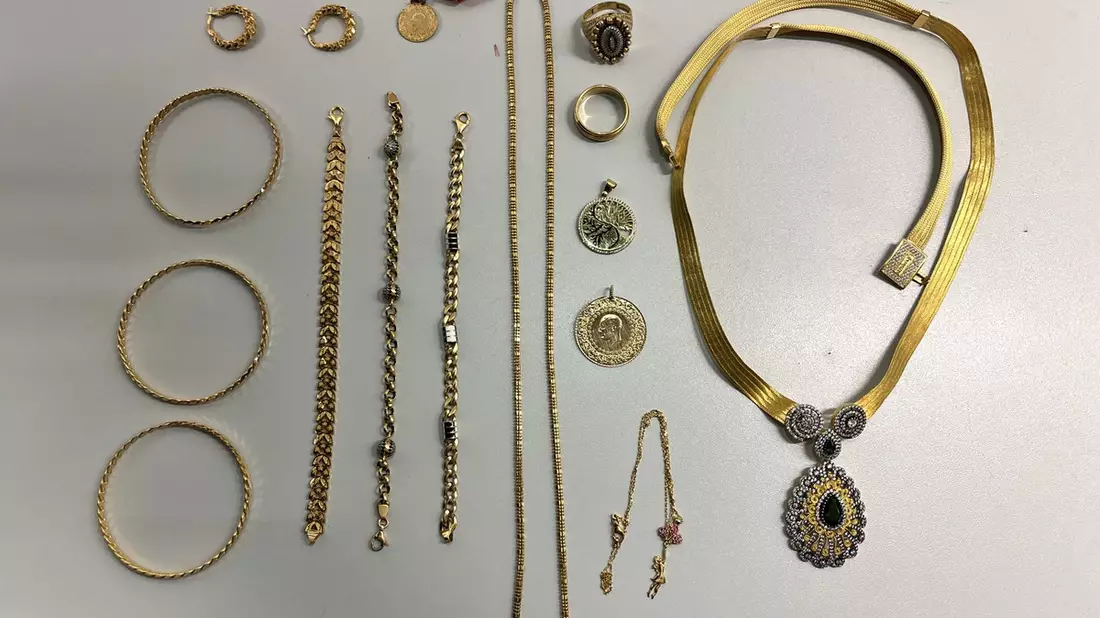 HZA-S: Goldschmuck im Wert von rund 18.000 Euro sichergestellt / Stuttgarter Zoll stoppt Schmugglerin aus der Türkei - Bild: presseportal.de