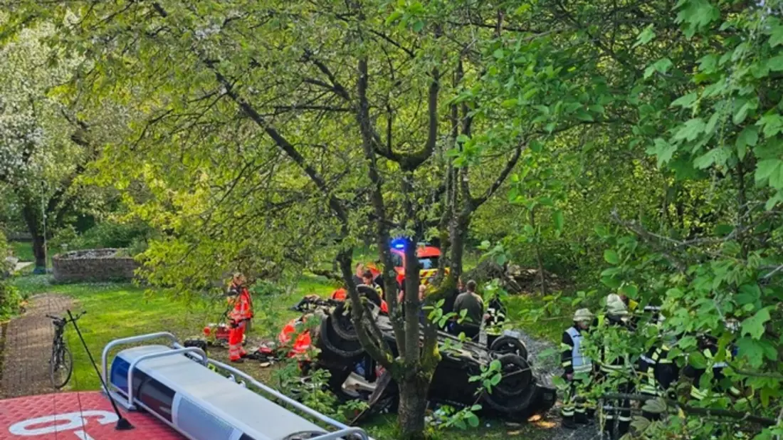 FW Königswinter: Schwerverletzter nach Alleinunfall in Königswinter - Sandscheid - Bild: presseportal.de
