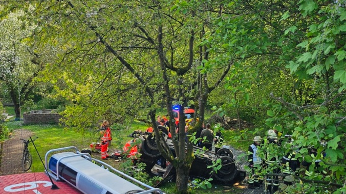 FW Königswinter: Schwerverletzter nach Alleinunfall in Königswinter - Sandscheid - Foto: presseportal.de