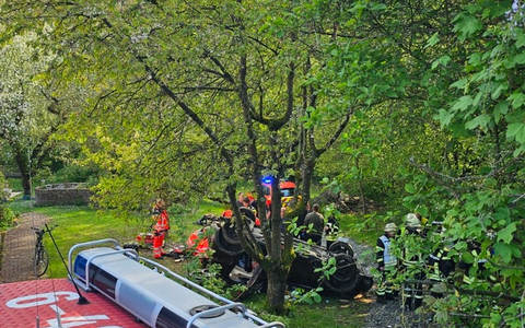FW Königswinter: Schwerverletzter nach Alleinunfall in Königswinter - Sandscheid - Foto: presseportal.de FW Königswinter: Schwerverletzter nach Alleinunfall in Königswinter - Sandscheid - Foto: presseportal.de