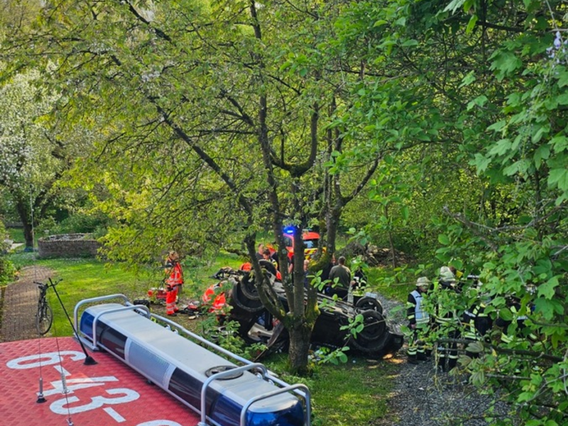 FW Königswinter: Schwerverletzter nach Alleinunfall in Königswinter - Sandscheid - Foto: presseportal.de