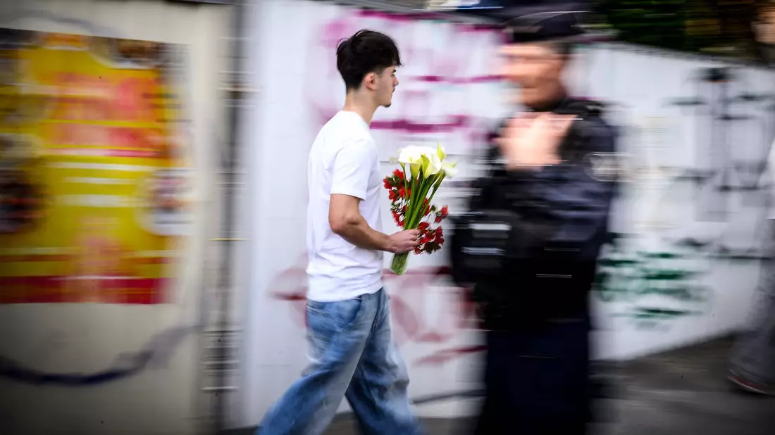 Der Schock an der Schule im französischen Nantes nach einer Messerattacke ist groß. - Bild: Loic Venance/AFP/dpa