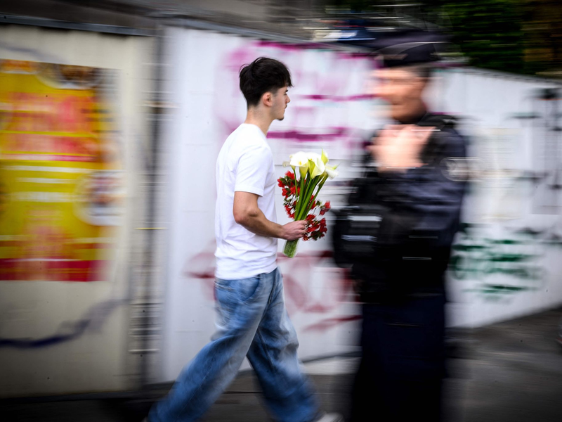 Der Schock an der Schule im französischen Nantes nach einer Messerattacke ist groß. - Foto: Loic Venance/AFP/dpa