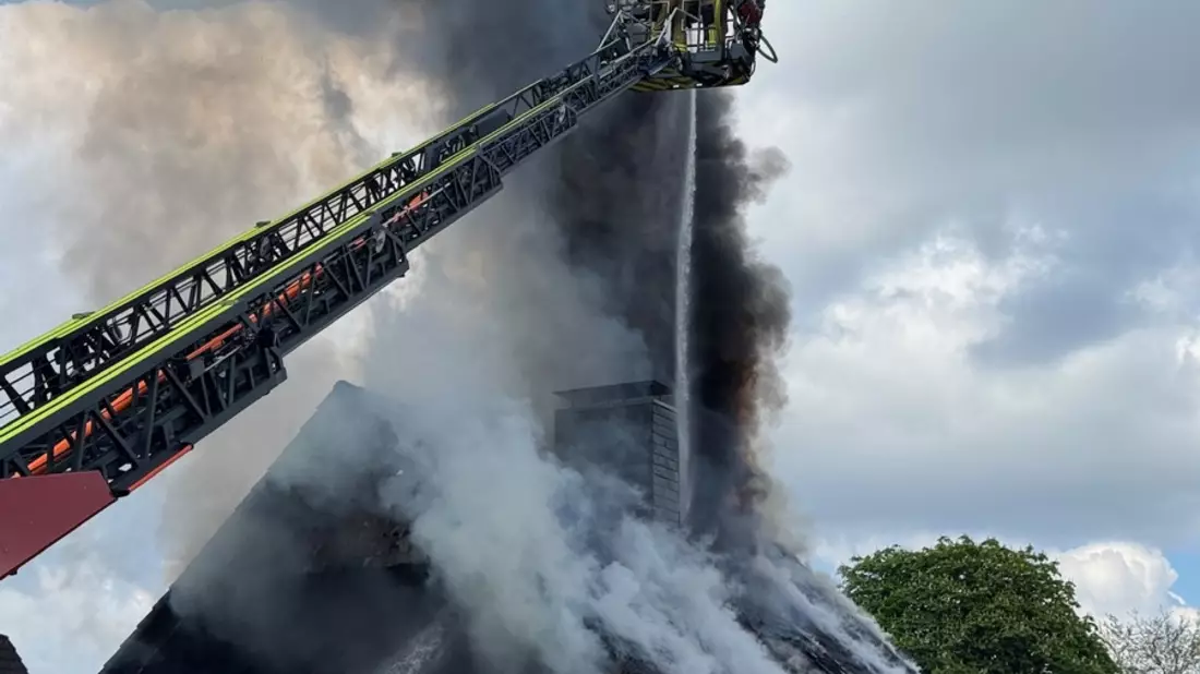 FW-SE: Feuer zerstört Wohnhaus in Henstedt-Ulzburg - Bild: presseportal.de