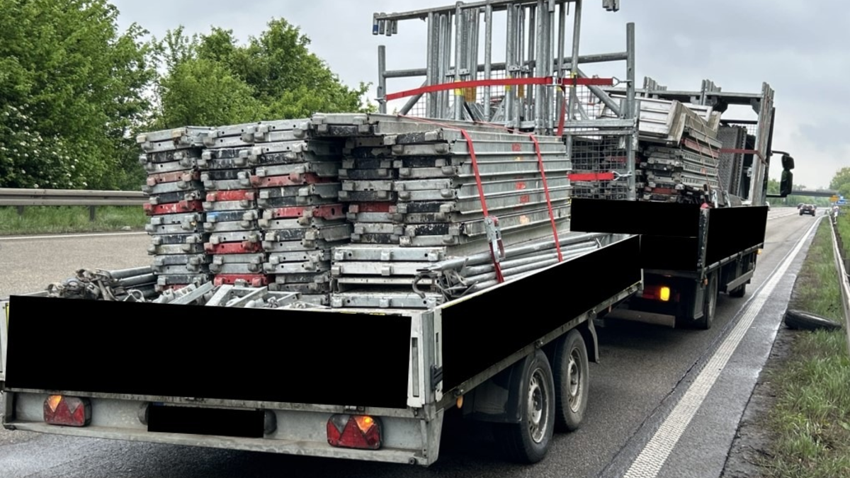 POL-OF: Deutlich überladenes Gespann: Gerüst-Anhänger verliert zwei Reifen - Foto: presseportal.de