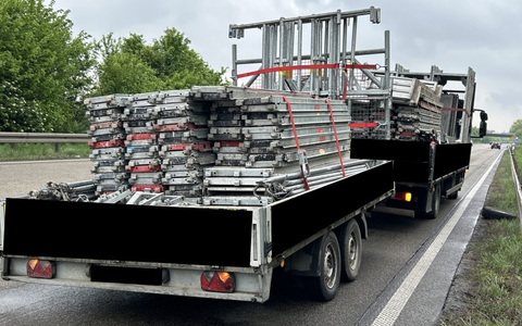 POL-OF: Deutlich überladenes Gespann: Gerüst-Anhänger verliert zwei Reifen - Foto: presseportal.de