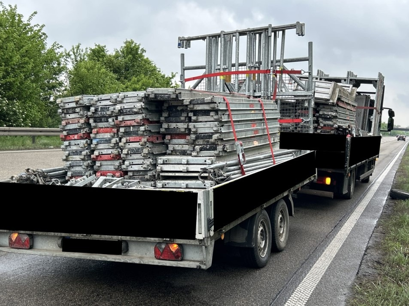 POL-OF: Deutlich überladenes Gespann: Gerüst-Anhänger verliert zwei Reifen - Foto: presseportal.de