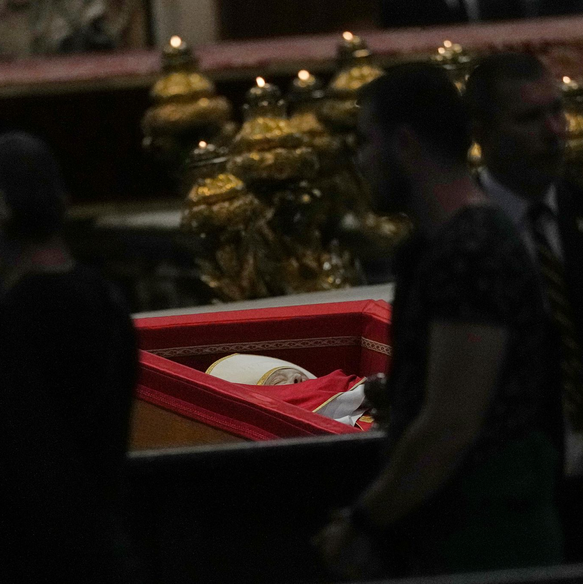 Bevor der Sarg von Franziskus geschlossen wurde, konnten Menschen im Petersdom Abschied nehmen. - Foto: Antonio Calanni/AP/dpa