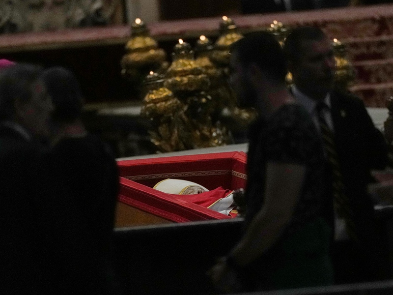 Bevor der Sarg von Franziskus geschlossen wurde, konnten Menschen im Petersdom Abschied nehmen. - Foto: Antonio Calanni/AP/dpa