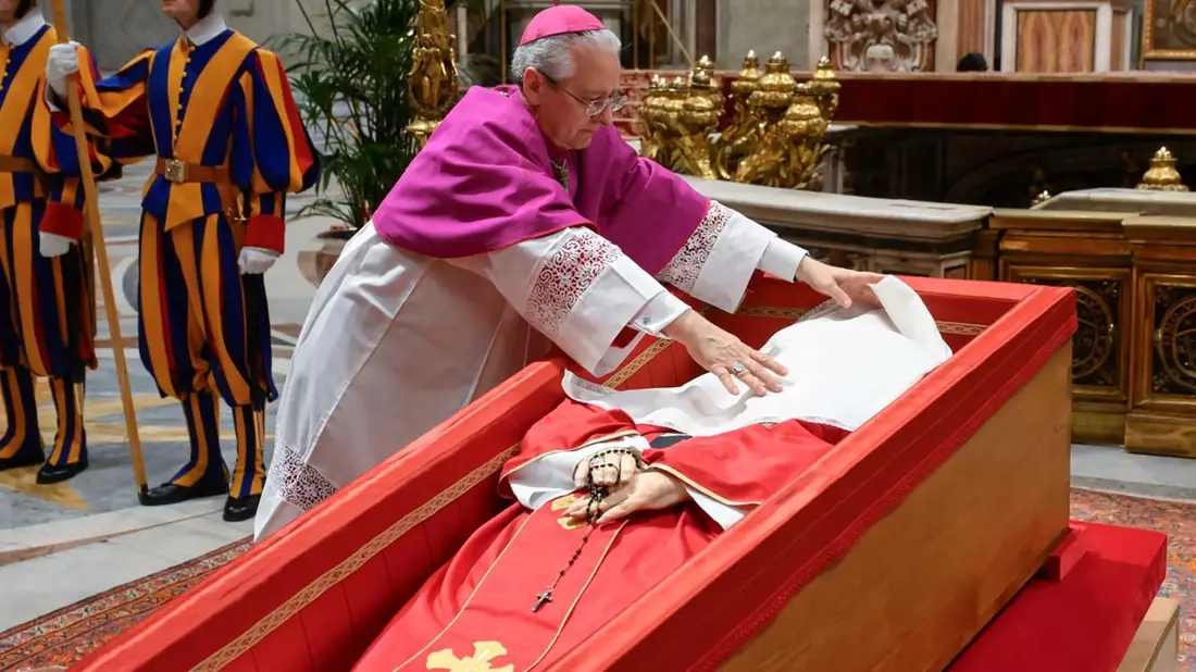 Papst Franziskus wird vor dem Schließen des Sarges ein Tuch über das Gesicht gelegt. - Bild: -/Vatican Media/dpa