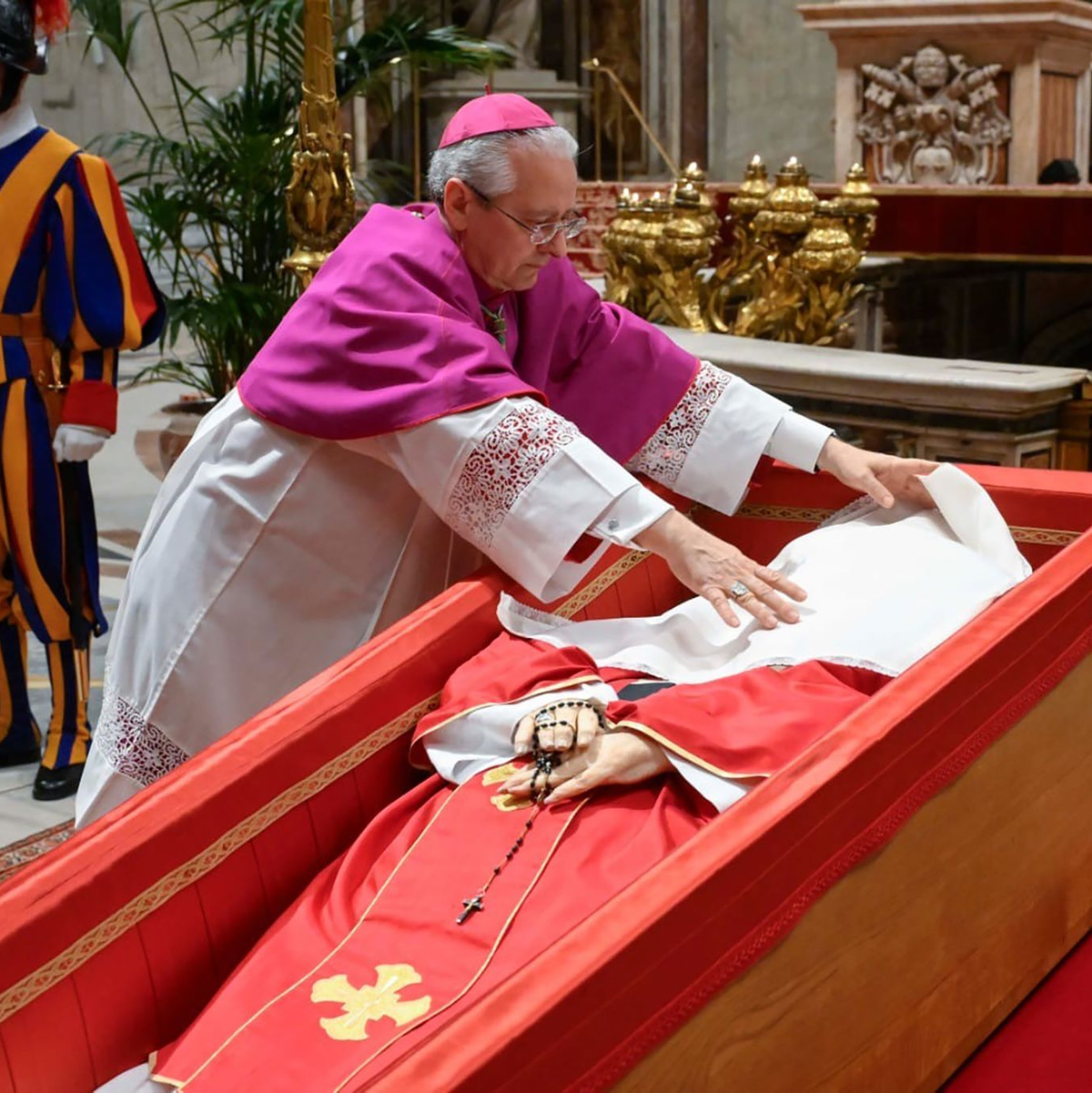Papst Franziskus wird vor dem Schließen des Sarges ein Tuch über das Gesicht gelegt. - Foto: -/Vatican Media/dpa
