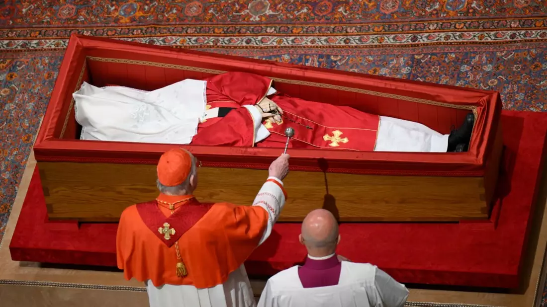 Vor dem Schließen des Sarges segnet der Camerlengo Joseph Farrell den gestorbenen Papst. - Bild: Uncredited/Vatican Media/AP/dpa