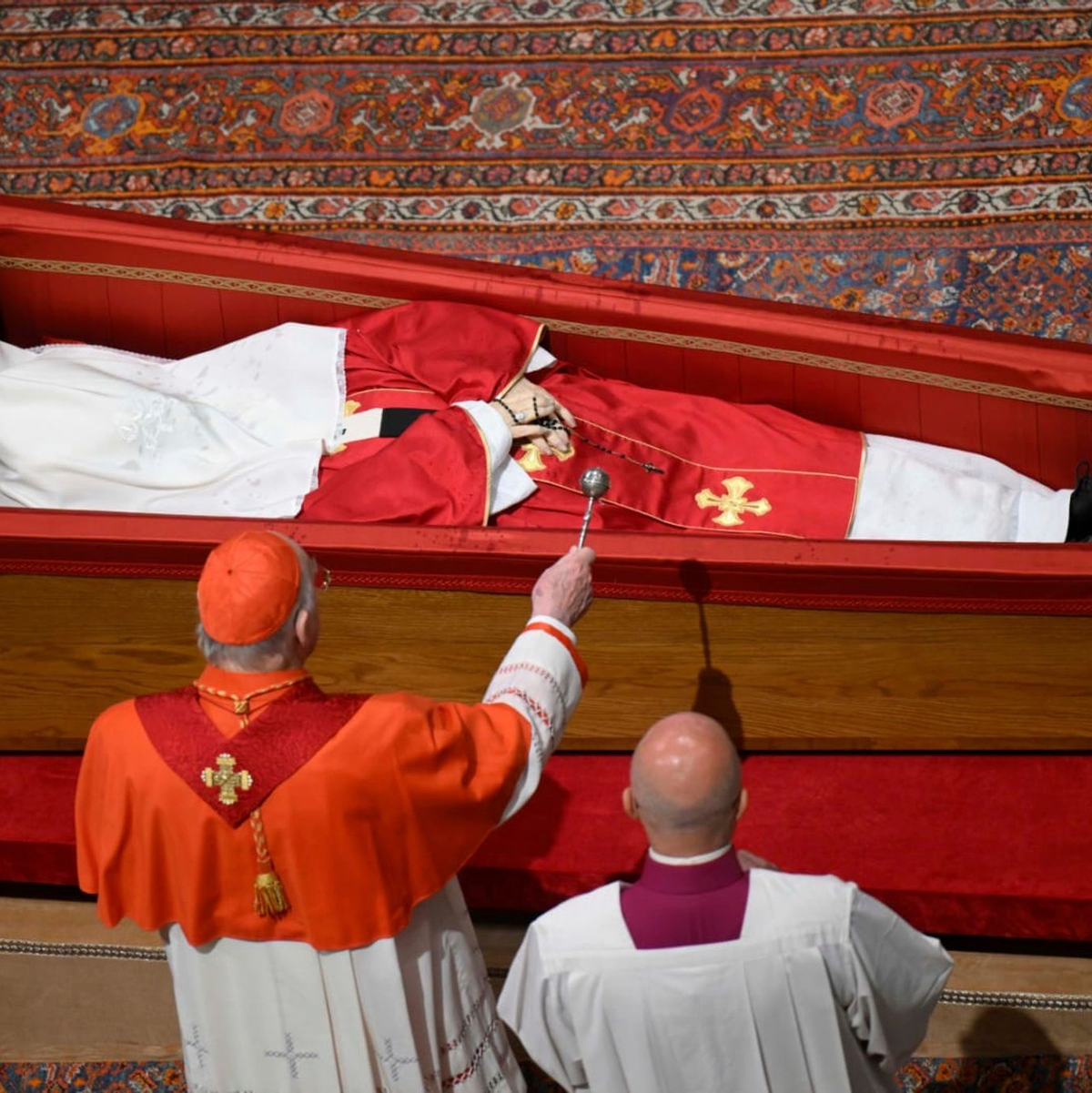 Vor dem Schließen des Sarges segnet der Camerlengo Joseph Farrell den gestorbenen Papst. - Foto: Uncredited/Vatican Media/AP/dpa