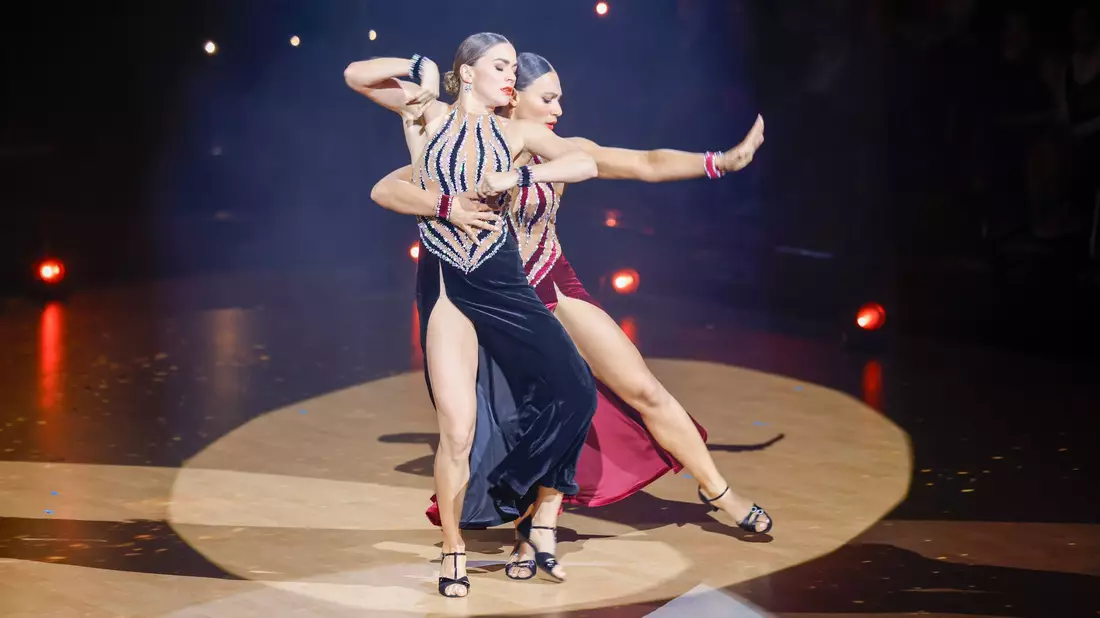 Marie Mouroum und Renata Lusin sorgten mit ihrem Tango für große Begeisterung. - Bild: Thomas Banneyer/dpa
