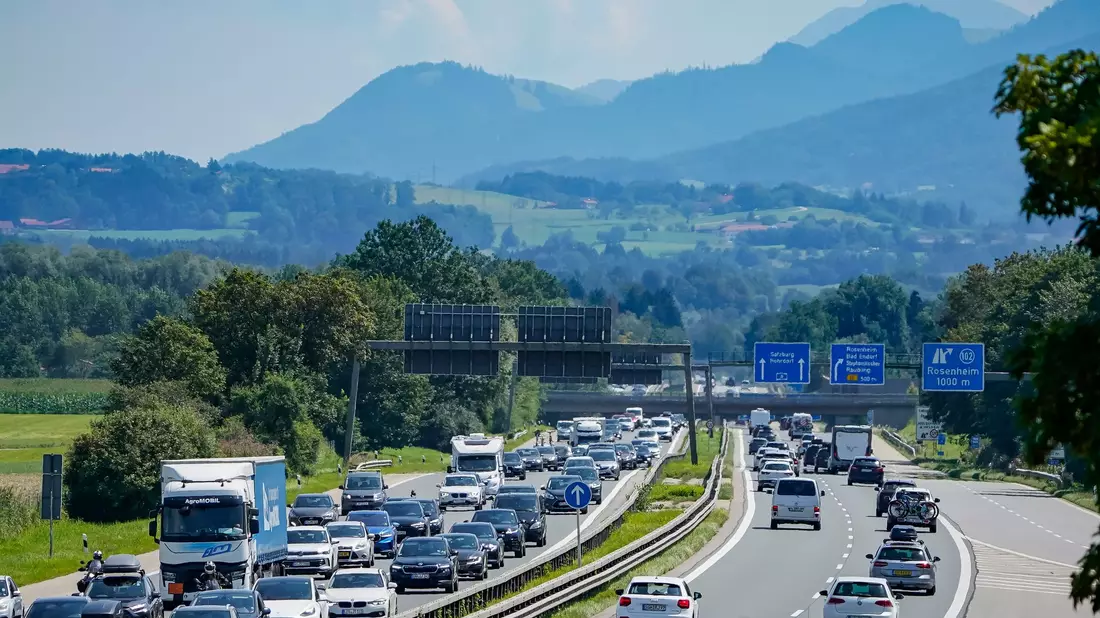 Das Urlaubsende lässt die Staugefahr wieder einmal steigen. Ganz schlimm werde es aber nicht, glaubt der ADAC. (Archivbild) - Bild: Uwe Lein/dpa