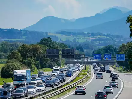 Das Urlaubsende lässt die Staugefahr wieder einmal steigen. Ganz schlimm werde es aber nicht, glaubt der ADAC. (Archivbild) - Foto: Uwe Lein/dpa