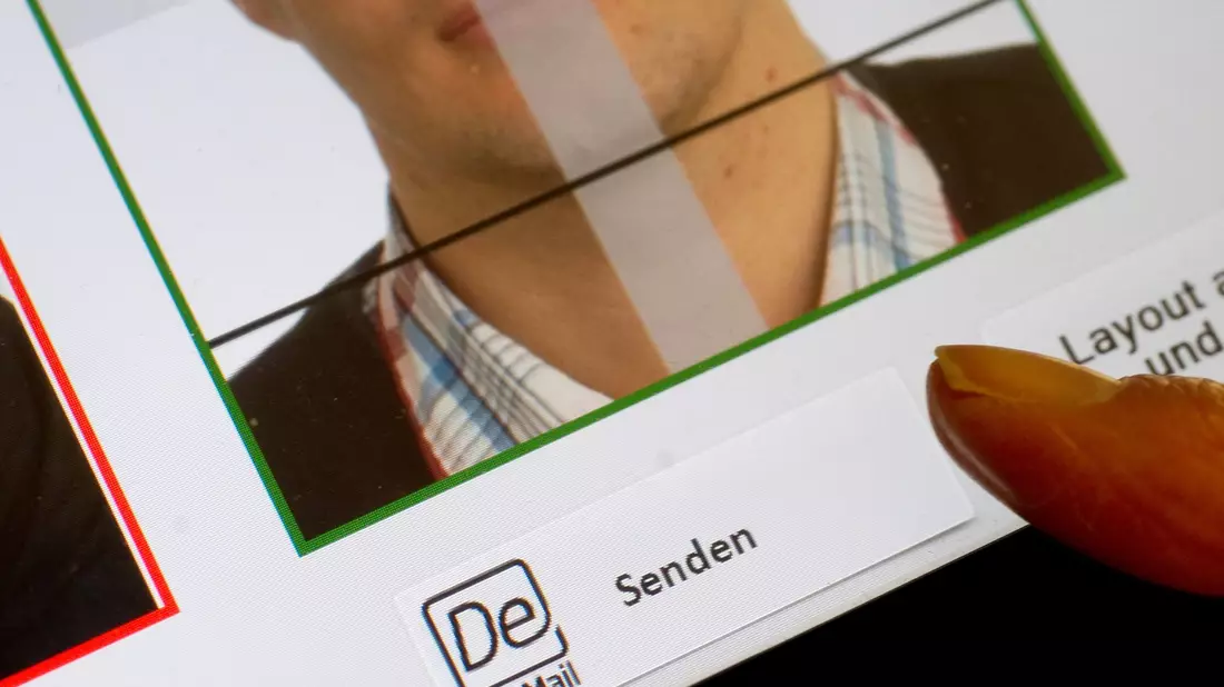 Ausgedruckte Passbilder sollen nur noch in Ausnahmefällen angenommen werden. (Archivbild) - Bild: Swen Pförtner/dpa