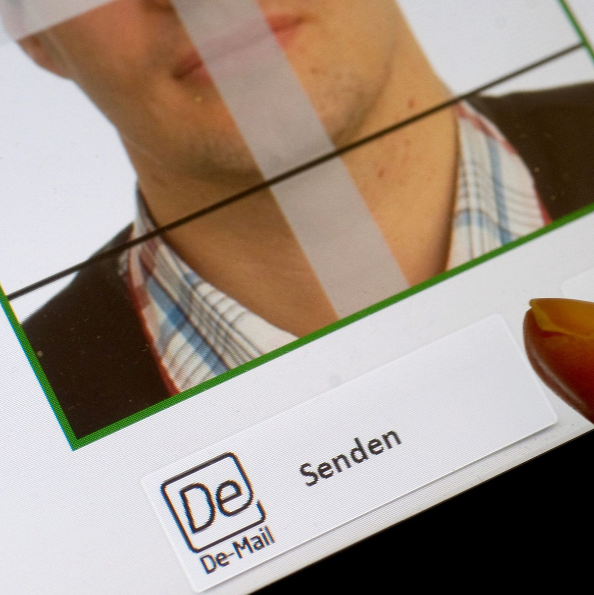 Ausgedruckte Passbilder sollen nur noch in Ausnahmefällen angenommen werden. (Archivbild) - Foto: Swen Pförtner/dpa