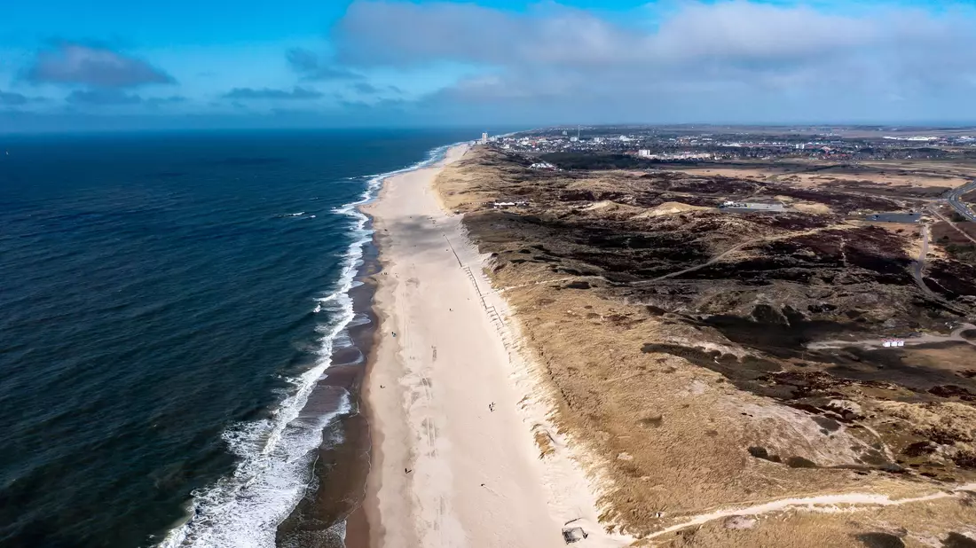 Wer auf der Nordseeinsel Sylt ein Haus kaufen möchte, muss laut dem jüngsten Küstenreport im Schnitt fast 14.600 Euro pro Quadratmeter bezahlen. (Archivbild) - Bild: Axel Heimken/dpa