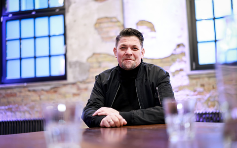 Ran an die Töpfe: Am Sonntag startet auf Vox die zehnte Staffel von «Kitchen Impossible» - mit einem Stargast aus dem Ausland. - Foto: Christian Charisius/dpa