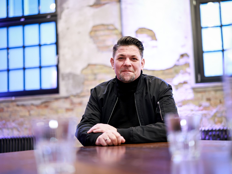 Ran an die Töpfe: Am Sonntag startet auf Vox die zehnte Staffel von «Kitchen Impossible» - mit einem Stargast aus dem Ausland. - Foto: Christian Charisius/dpa