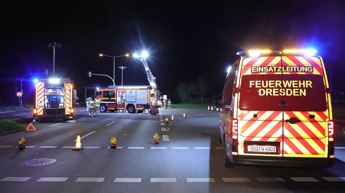 FW Dresden: Schwerer Verkehrsunfall mit mehreren Verletzten - Bild: presseportal.de