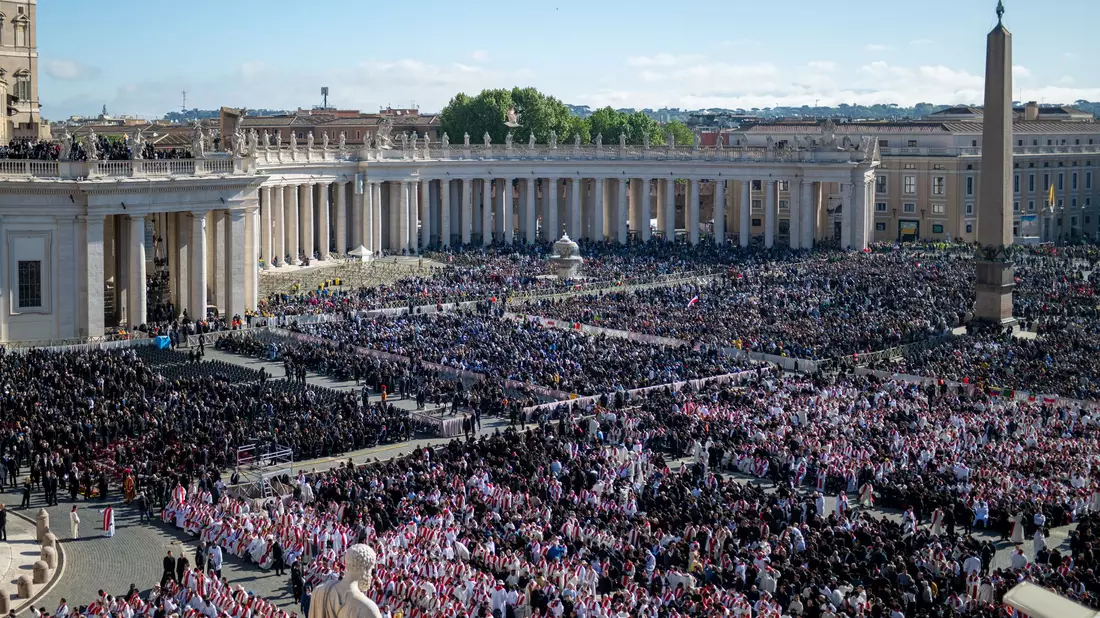 Hunderttausende Menschen nehmen Abschied von Papst Franziskus. - Bild: Lorena Sopêna/EUROPA PRESS/dpa