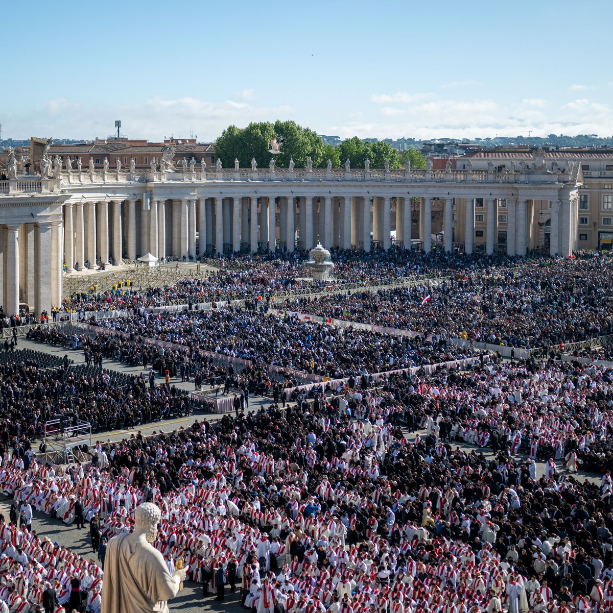 Hunderttausende Menschen nehmen Abschied von Papst Franziskus. - Foto: Lorena Sopêna/EUROPA PRESS/dpa