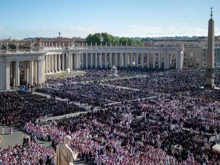 Hunderttausende Menschen nehmen Abschied von Papst Franziskus. - Foto: Lorena Sopêna/EUROPA PRESS/dpa