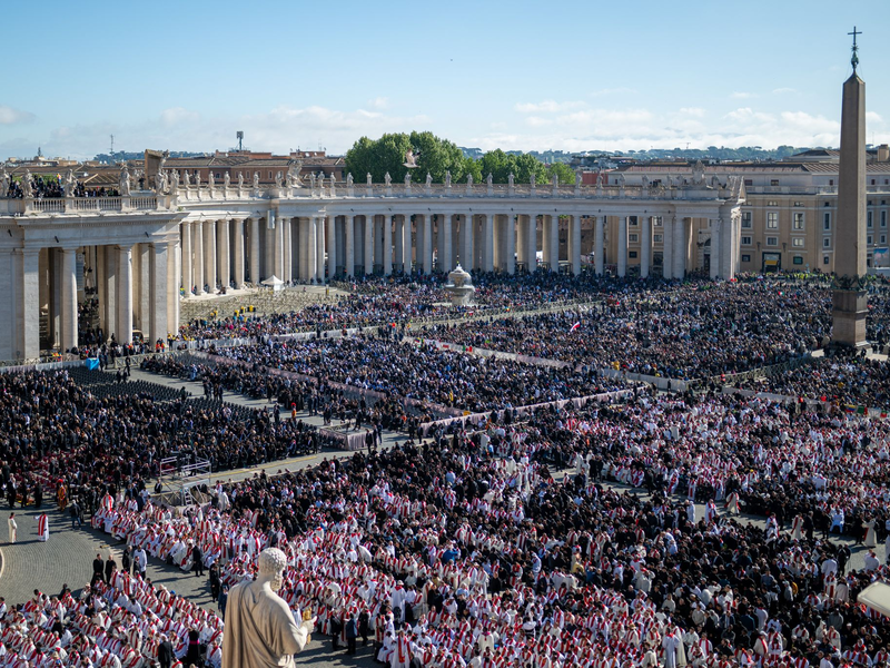 Hunderttausende Menschen nehmen Abschied von Papst Franziskus. - Foto: Lorena Sopêna/EUROPA PRESS/dpa