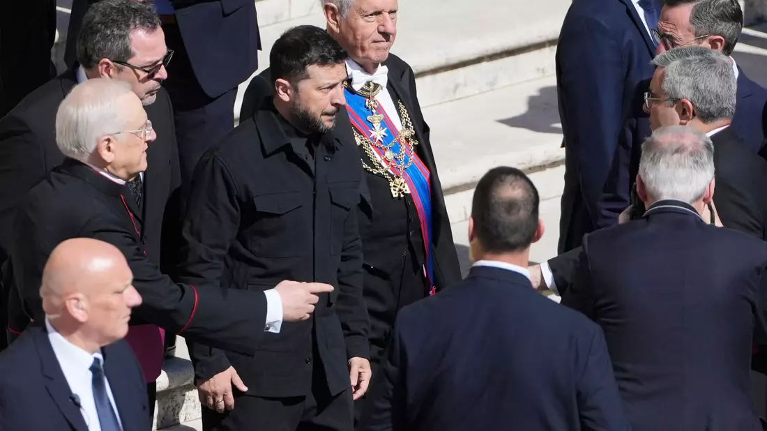 Der ukrainische Präsident Selenskyj kam wenige Momente nach US-Präsident Trump auf den Petersplatz. - Bild: Markus Schreiber/AP/dpa