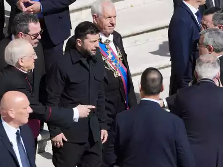 Prinz William ist neben Bundeskanzler Olaf Scholz. - Foto: Markus Schreiber/AP/dpa