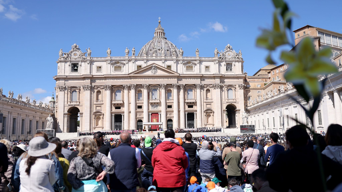 Hunderttausende Menschen wohnen der Trauerfeier für Franziskus bei. - Foto: Oliver Weiken/dpa