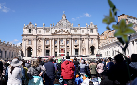 Hunderttausende Menschen wohnen der Trauerfeier für Franziskus bei. - Foto: Oliver Weiken/dpa